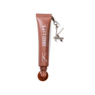 Choco Nude shimmer balzam za usne s peptidima i luksuznim ukrasnim privjeskom.