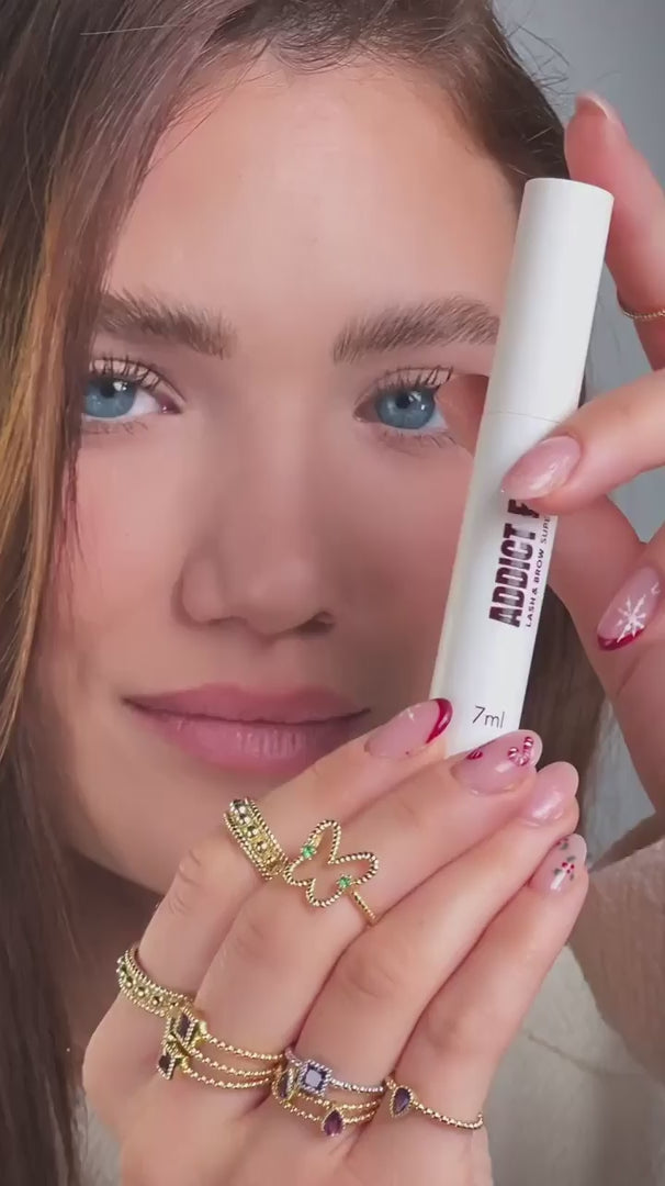 Učitaj video: Kallos Addicted luksuzno ulje za trepavice i obrve, dobitnik Grazia Beauty Award 2025. Prikaz teksture za prirodan rast i postojanost dlake.